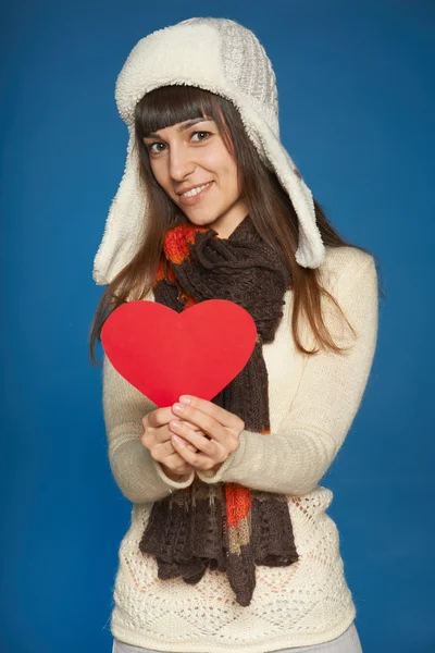 Winter vrouw in warme kleding hart vorm geven — Stockfoto