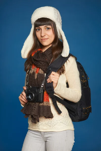 Vinterkvinne med fotokamera – stockfoto