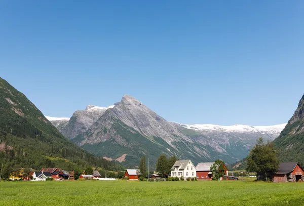 Villaggio ai piedi della montagna in Norvegia — Foto Stock