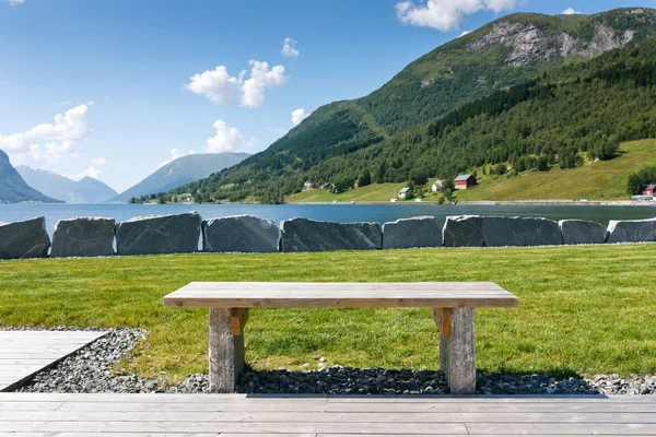 Norveç Fiyordu kıyısında masada turist — Stok fotoğraf
