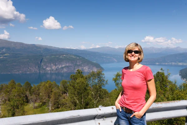Ung kvinna turist i Norge — Stockfoto