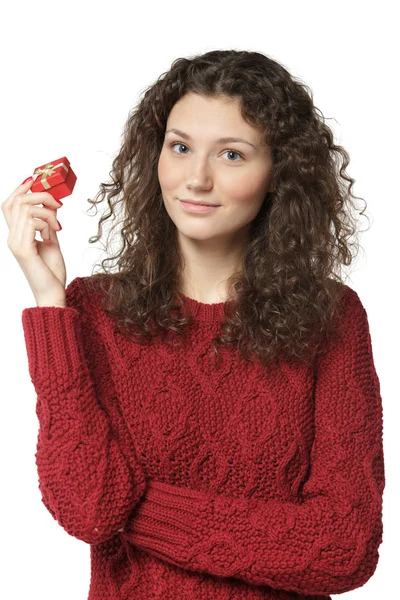 Feminino segurando pequena caixa de presente vermelho — Fotografia de Stock
