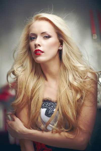 Beautiful blond model posing — Stock Photo, Image