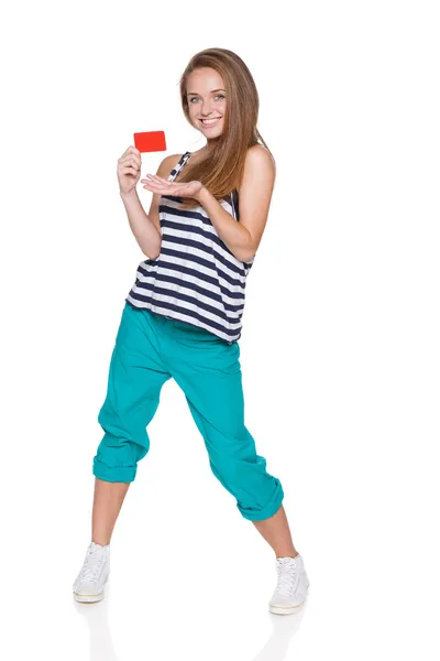 Θετική έφηβος κορίτσι χαμογελά προβολή πιστωτικών καρτών — Φωτογραφία Αρχείου