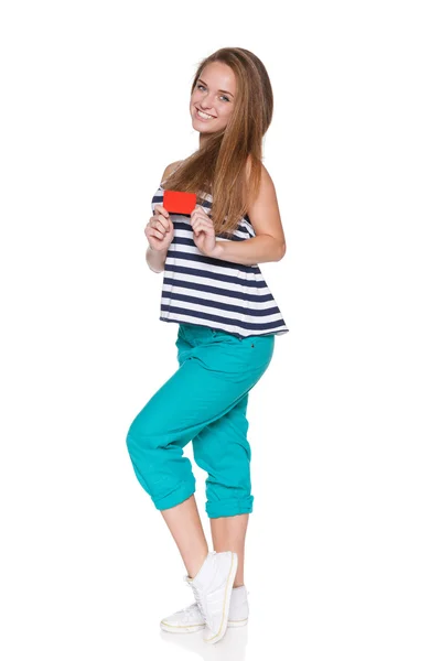 Positive teen girl smiling showing credit card — Stock Photo, Image