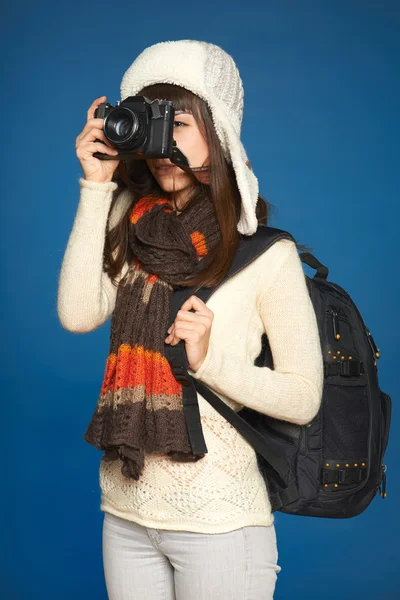 Viajero de invierno con cámara fotográfica — Foto de Stock