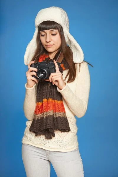 Mujer fotógrafa ajustando la configuración de la cámara fotográfica — Foto de Stock