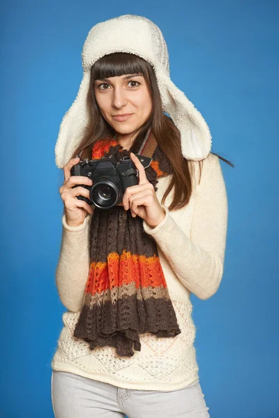 Mulher fotógrafa com câmera fotográfica — Fotografia de Stock