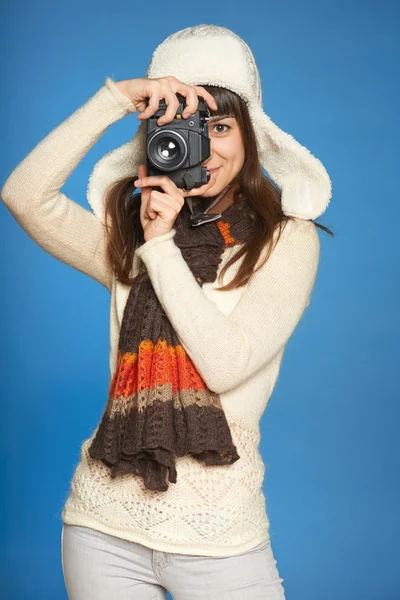 Mujer fotógrafa haciéndote una foto — Foto de Stock