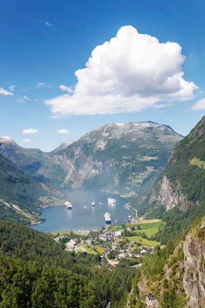 Navi da crociera nel porto marittimo di Geiranger, Norvegia . — Foto Stock