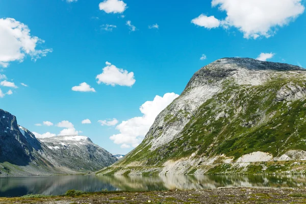 Jezero na vrcholu hory, Norsko — Stock fotografie