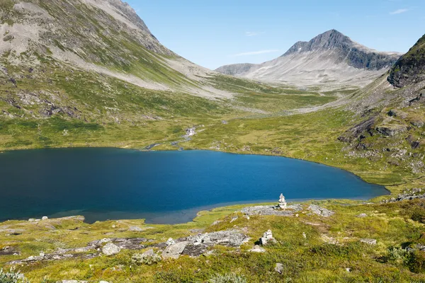 Jezero na vrcholu hory, Norsko — Stock fotografie