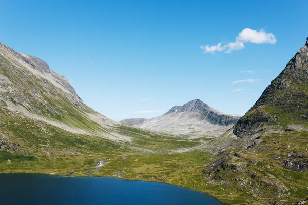 ノルウェーの山々 の上部にある湖 — ストック写真