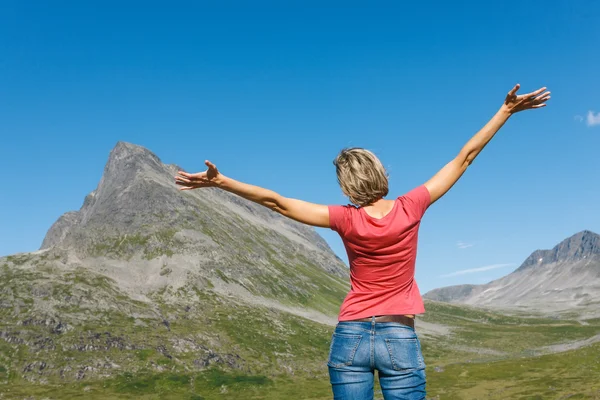 Mujer feliz disfrutando de libertad —  Fotos de Stock