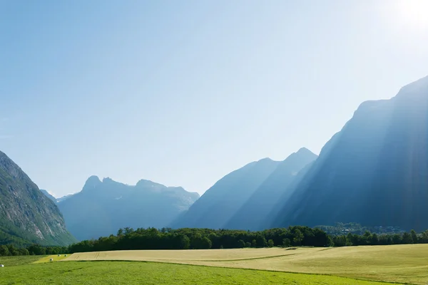 Rayons de soleil dans les montagnes éclairant la vallée, Norvège — Photo