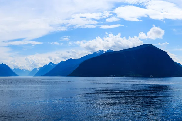 Berge und Fjord am späten Nachmittag — Stockfoto