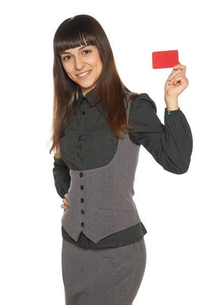 Mulher de negócios sorridente segurando cartão de crédito — Fotografia de Stock