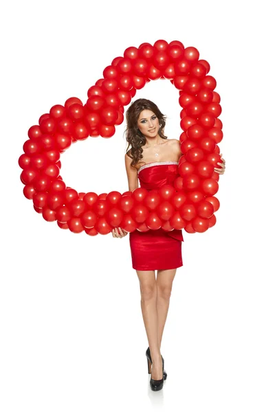 Mulher de amor segurando balões em forma de coração vermelho — Fotografia de Stock