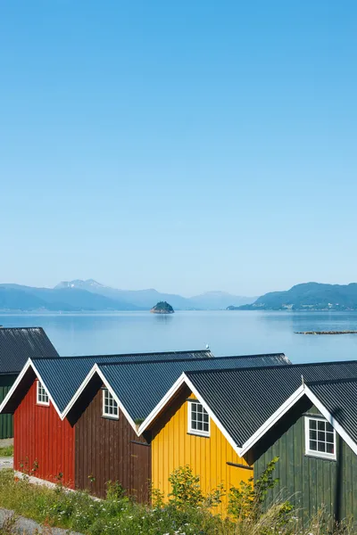 Kleurrijke camping hutten op de oever van de fjord — Stockfoto