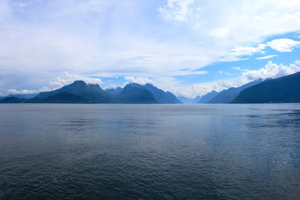 Berge und Fjord am späten Nachmittag — Stockfoto