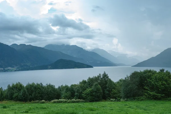 Fjord bei nebligem Wetter, Norwegen — Stockfoto