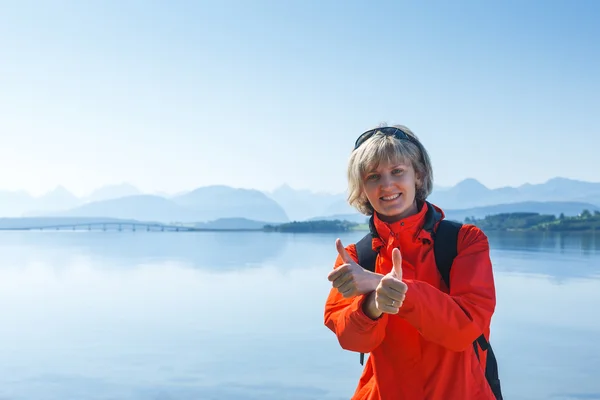 Kvinna turist visar tummen — Stockfoto