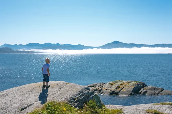 Liten pojke du njuter av utsikten på fjord — Stockfoto