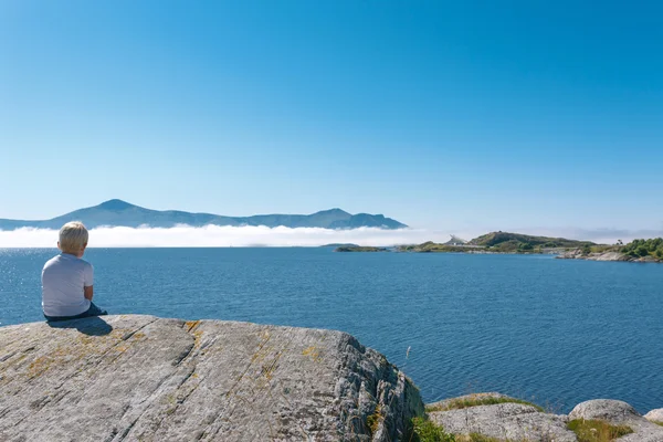 Kleiner Junge genießt Aussicht am Fjord — Stockfoto