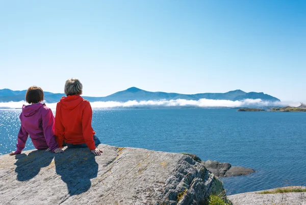 Två kvinnor njuter utsikten på fjord — Stockfoto