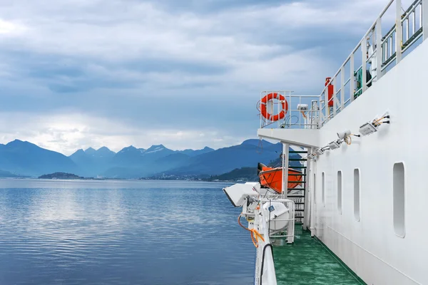 Gemi yelken bir fiyort hala suda ferry — Stok fotoğraf