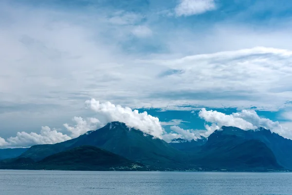 Fiordo con montañas nebulosas y cielo nublado —  Fotos de Stock