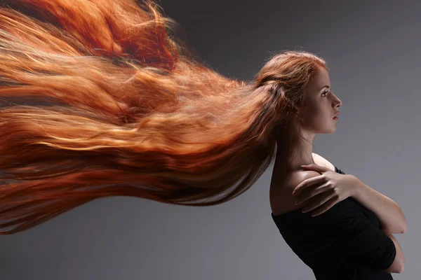 Gyönyörű nő vörös hajjal Jogdíjmentes Stock Képek