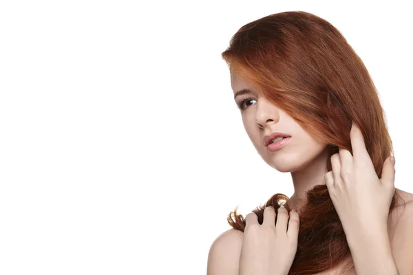 Krásná žena s rudými vlasy — Stock fotografie