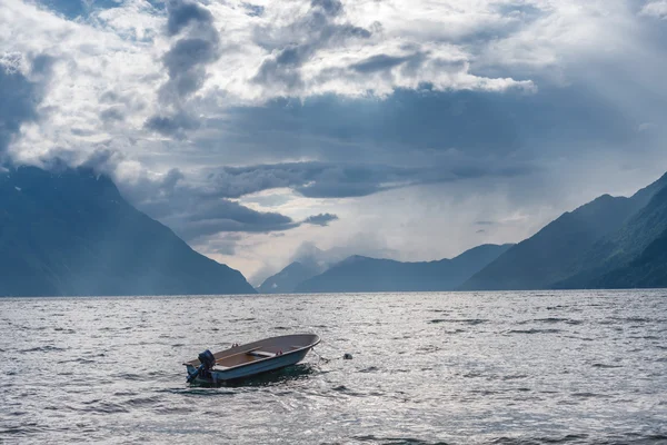 Barco de pesca flutuando na água no fiorde — Fotografia de Stock