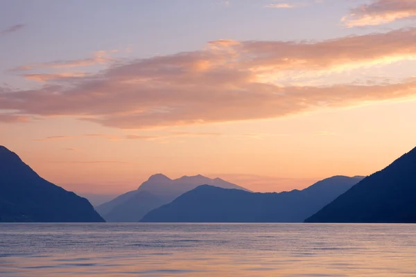 Wunderschöne Landschaft bei Sonnenuntergang am Fjord — Stockfoto