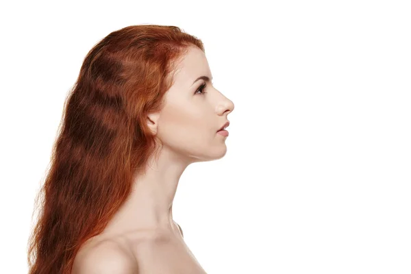 美しい赤毛の女性の側のビューのクローズ アップ — ストック写真