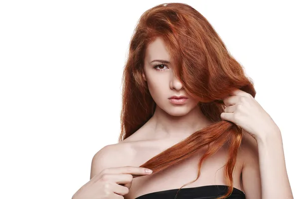 Hermosa mujer sosteniendo su pelo rojo en la mano —  Fotos de Stock