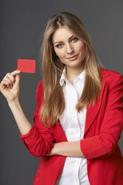 Γυναίκα των επιχειρήσεων δείχνει κόκκινη κάρτα στο χέρι — Φωτογραφία Αρχείου