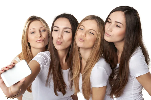 Meninas fazendo auto-retrato com um smartphone — Fotografia de Stock