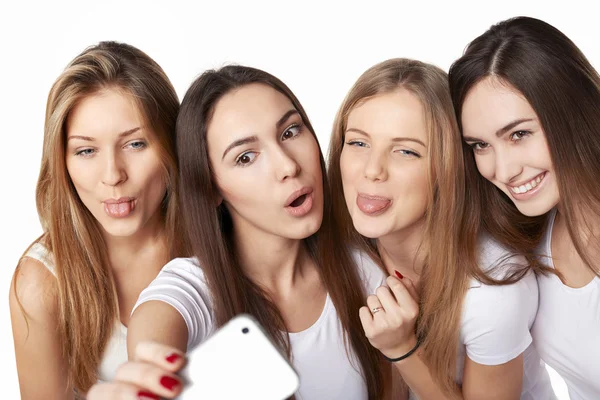 Chicas haciendo autorretrato con un teléfono inteligente — Foto de Stock