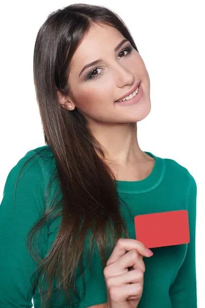 Sonriente hembra mostrando tarjeta de crédito en blanco — Foto de Stock