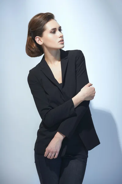 Модная женщина в черном костюме — стоковое фото