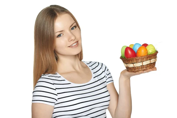 Vrouwelijke bedrijf mand met Pasen eieren — Stockfoto