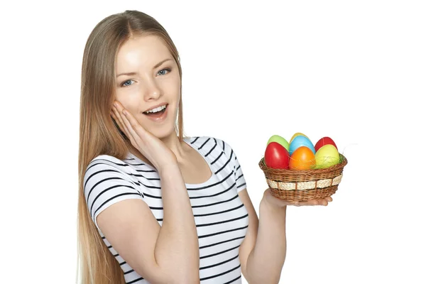 Здивована жінка тримає кошик з великодніми яйцями — стокове фото