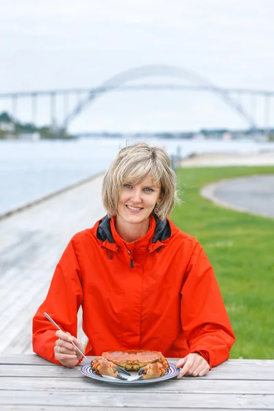 Gelukkige vrouw eten krab — Stockfoto