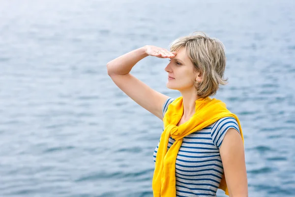 Frau mittleren Alters im Freien schaut in die Ferne — Stockfoto