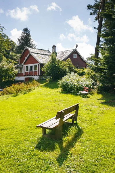 Ensam bänk i bakgård — Stockfoto