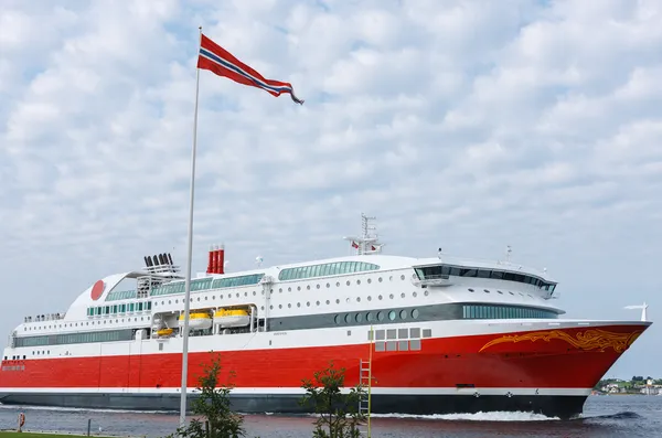 Crucero con bandera noruega —  Fotos de Stock