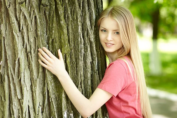 Kobieta przytulanie drzewa — Zdjęcie stockowe