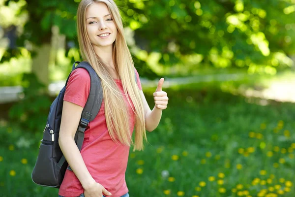 Улыбающаяся студентка с рюкзаком — стоковое фото
